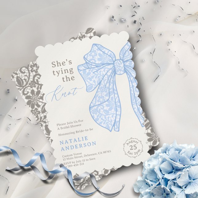 Sie bindet das Brautparty des Knot Blue Lace Bow Einladung (She's tying the Knot Blue Lace Bow Bridal Shower Invitation)