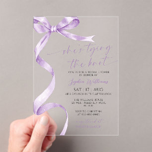 Sie bindet das Brautparty des Knot Lavender Bow Acryleinladungen