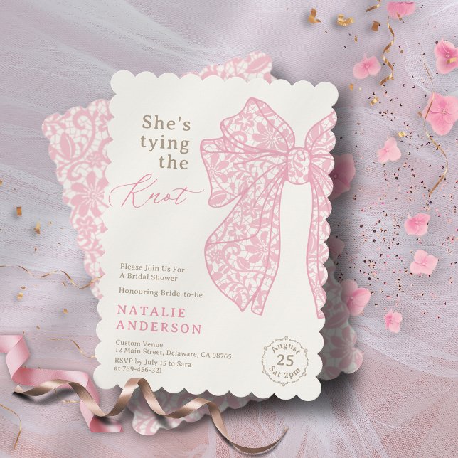 Sie bindet das Brautparty des Knot Pink Lace Bow Einladung (She's tying the Knot Pink Lace Bow Bridal Shower Invitation)
