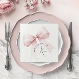 Sie bindet das Brautparty des Knotens Serviette