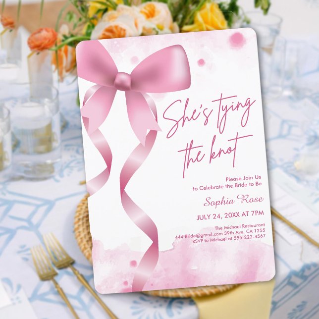 Sie bindet das Brautparty des weich rosa Knöchels Einladung (She's Tying the Knot Soft Pink Bow Bridal Shower Invitation)