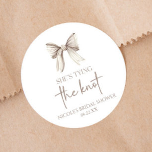 Sie bindet das Brautparty des weißen Bowes. Runder Aufkleber