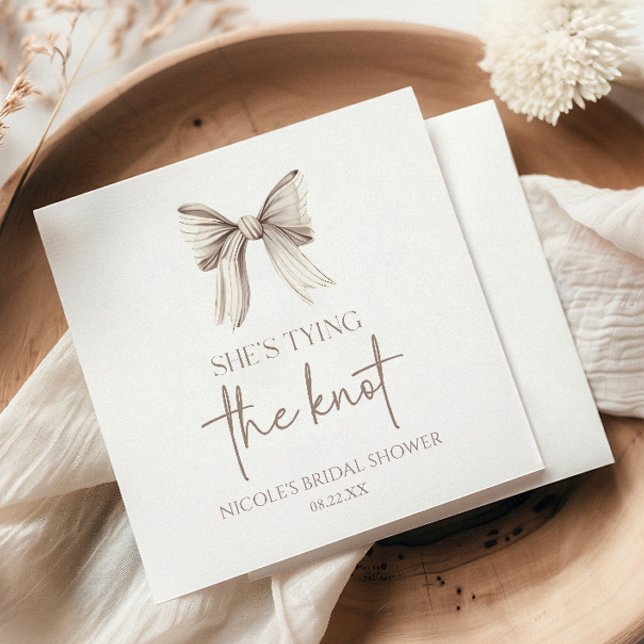 Sie bindet das Brautparty des weißen Bowes. Serviette (Von Creator hochgeladen)