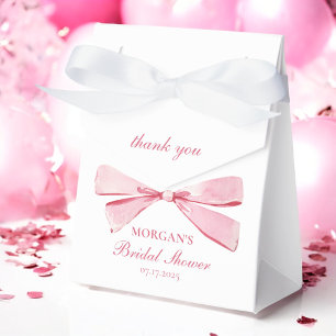 Sie bindet das knallrot-rosa Brautparty Geschenkschachtel