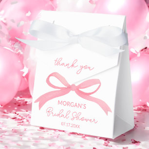 Sie bindet das knallrot-rosa Brautparty Geschenkschachtel