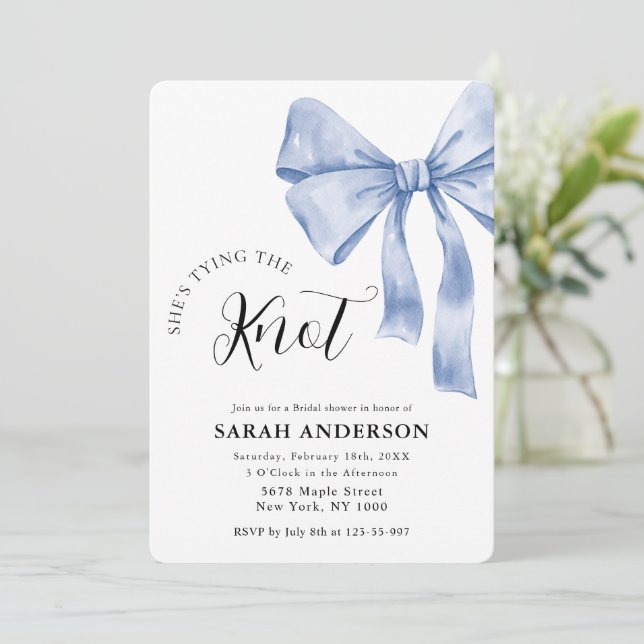 Sie bindet das knochenblaue Brautparty Einladung (Stehend Vorderseite)