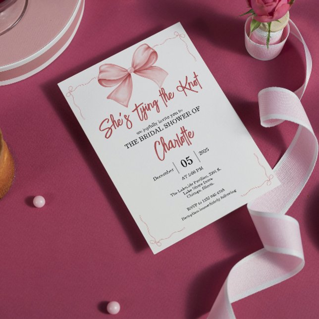 sie bindet das knochenrosa Brautparty an. Einladung (cute watercolor She’s Tying the Knot Bridal Shower Invitation soft red satin bow, coquette bow)