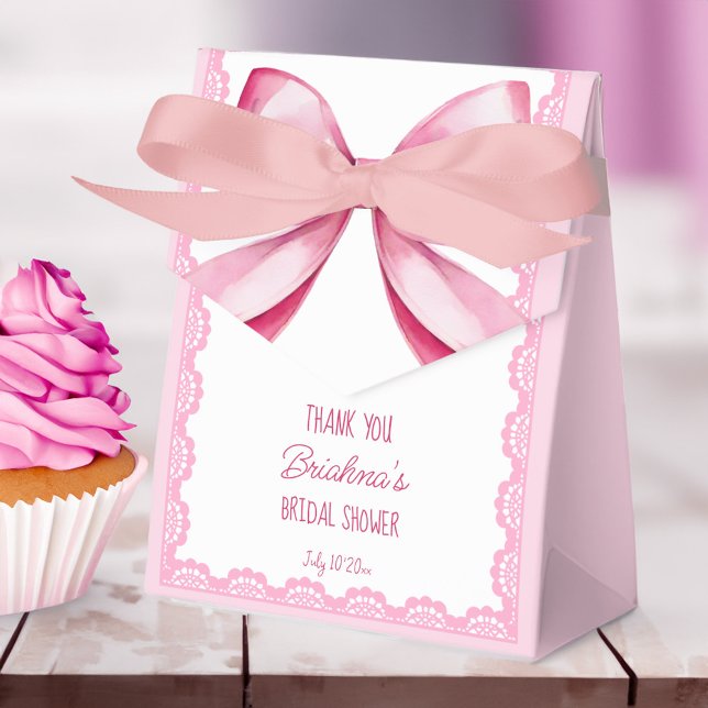 Sie bindet das knochenrosa Brautparty an Geschenkschachtel (She's tying the knot pink bow bridal shower favor box personalized printed coquette favor boxes)