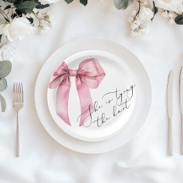 Sie bindet das knochenrosa Brautparty an Pappteller