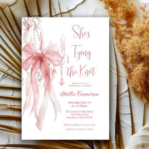 Sie bindet das knospenrosa Brautparty an Einladung