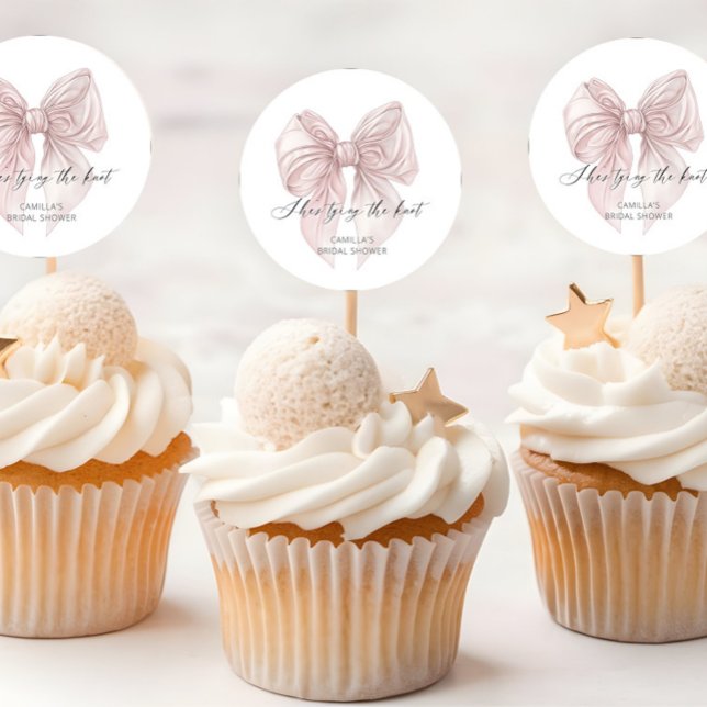 Sie bindet das Knoten-Brautparty Runder Aufkleber (Von Creator hochgeladen)