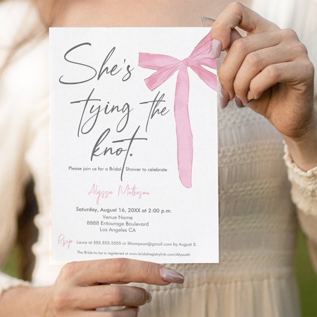 Sie bindet das Rosa-Bow-Brautparty an den Knoten Einladung (She's tying the knot script bridal shower invitation template with pink bow.)