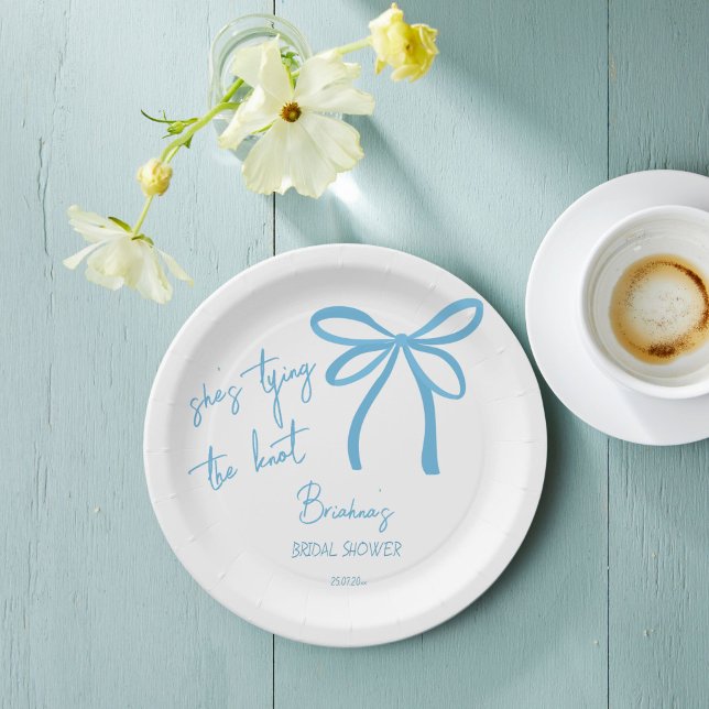 Sie bindet den knochenblauen Bandbogen, bedruckt Pappteller (She's tying the knot blue ribbon bow bridal shower printed paper plates personalized tableware decor)