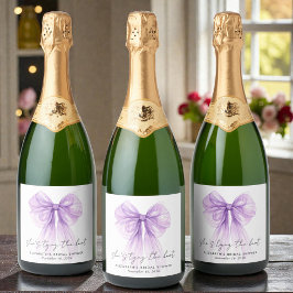 Sie bindet den Knoten Hochzeitsbrause mit violette