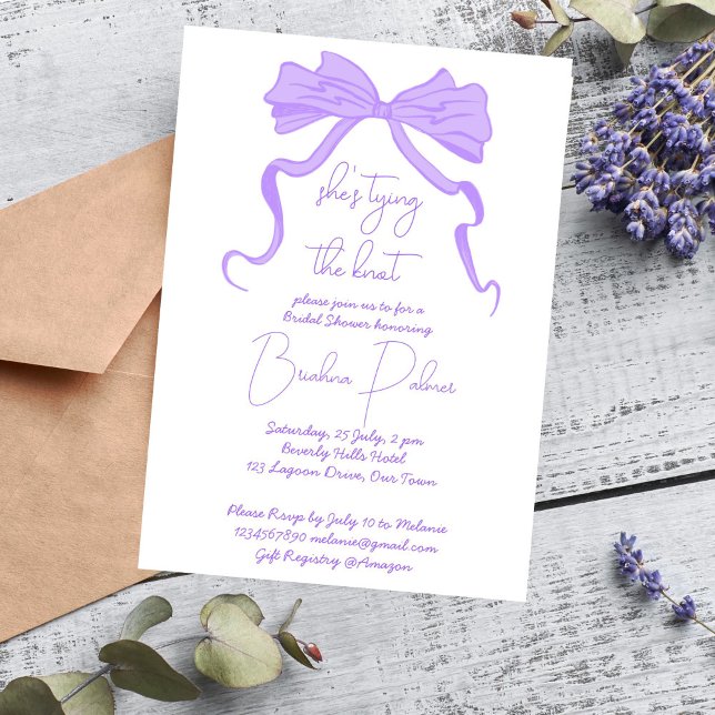 Sie bindet den Knoten lila Schleifenbogen Einladung (She's tying the knot purple ribbon handrawn scribble bow bridal shower invitation template)