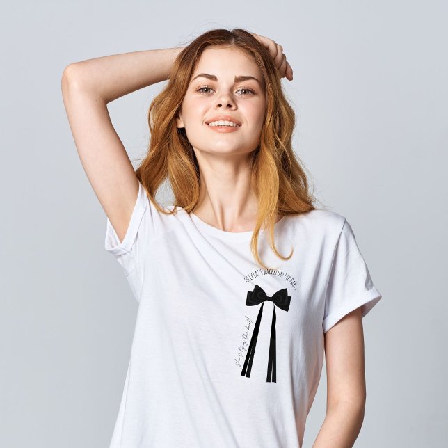 Sie bindet den Knoten schwarzen Bogen T-Shirt (Von Creator hochgeladen)