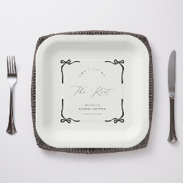 Sie bindet den schwarzen Knoten Pappteller