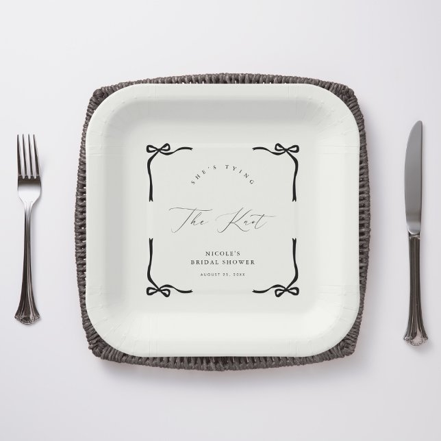 Sie bindet den schwarzen Knoten Pappteller (Von Creator hochgeladen)