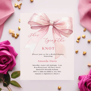 Sie bindet die Bridal-Dusche-Einladung an den Knot