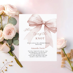 Sie bindet die Bridal-Dusche-Einladung an den Knot