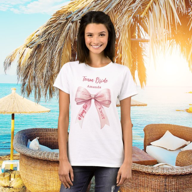 Sie bindet die Rosa-Bug-Mannschaft Bride T-Shirt (Von Creator hochgeladen)