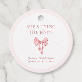 Sie bindet die weich rosa Dusche der Knöchel an Geschenkanhänger