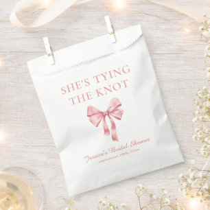 Sie bindet die weich rosa Dusche der Knöchel an Geschenktütchen