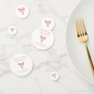 Sie bindet die weich rosa Dusche der Knöchel an Konfetti