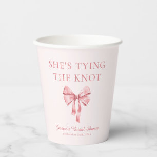 Sie bindet die weich rosa Dusche der Knöchel an Pappbecher