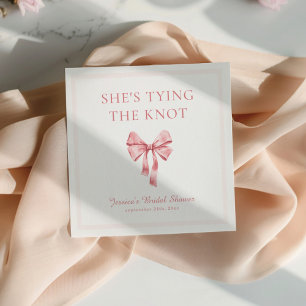 Sie bindet die weich rosa Dusche der Knöchel an Serviette