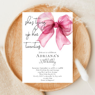 Sie bindet ihre 20er Pink Bow zum 30. Geburtstag z Einladung
