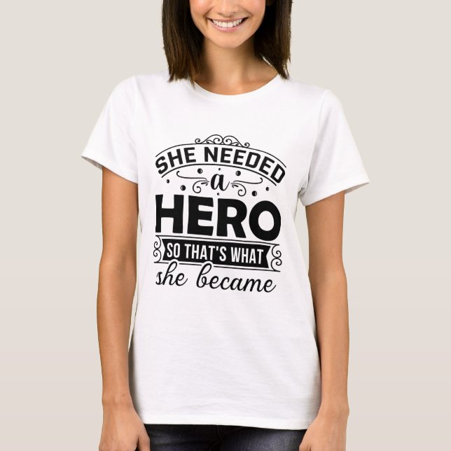 Sie brauchte einen Helden ... Zitat T - Shirt (Vorderseite)