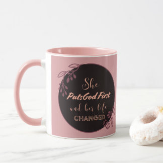 Sie bringt Gott zuerst rosa-innen Tasse Inspiratio