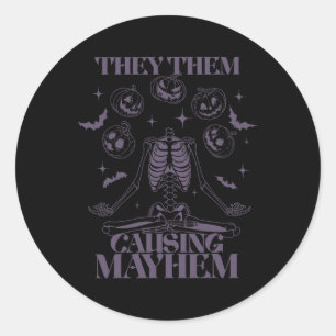 Sie Causing Mayhem Skeleton Boho Halloween N Runder Aufkleber