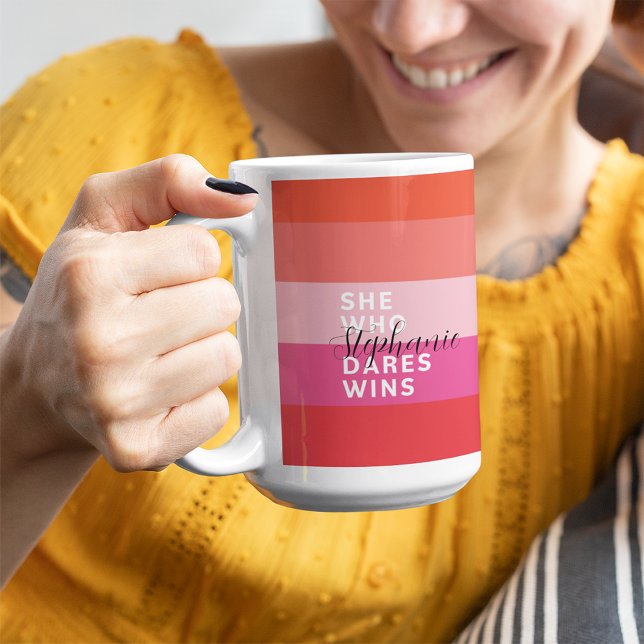 Sie, die es wagt, gewinnt Motivierend rosa Streife Kaffeetasse (Von Creator hochgeladen)
