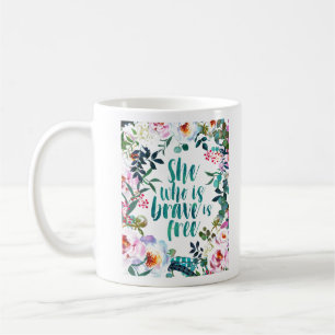 Sie, die mutig ist, ist frei von Aquarellfarben Kaffeetasse