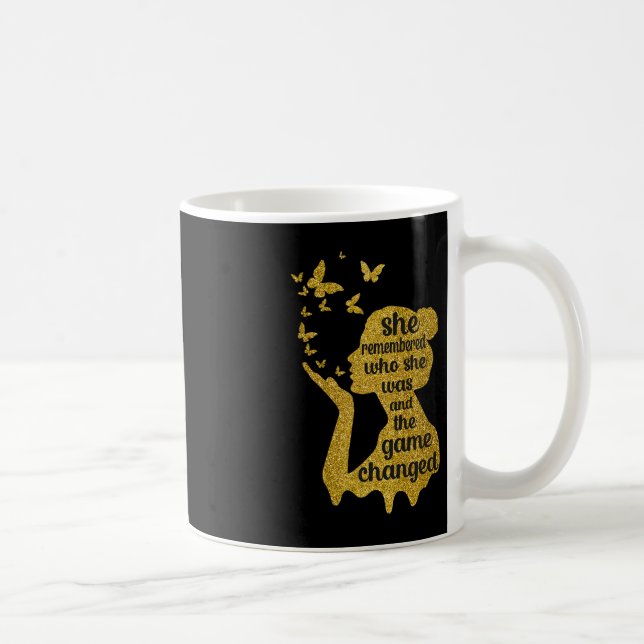 Sie erinnerte sich, wer sie war, und das Spiel änd Kaffeetasse (Rechts)