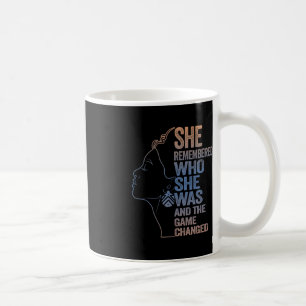 Sie erinnerte sich, wer sie war, und das Spiel ver Kaffeetasse