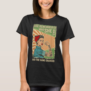 Sie erinnerte sich, wer sie war, und das Spiel ver T-Shirt