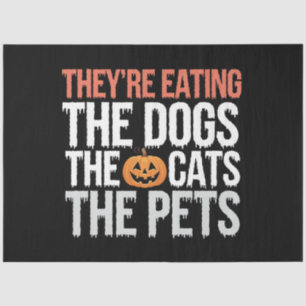 Sie essen die Hunde, die Katzen, die Haustiere Hal Seidenpapier