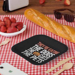 Sie essen die Hunde, die Katzen die Haustiere Hall Pappteller