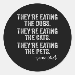 Sie essen die Hunde, die Katzen, die Haustiere, lu Runder Aufkleber