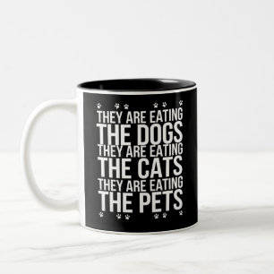 Sie essen die Hunde die Katzen die Haustiere Trump Zweifarbige Tasse