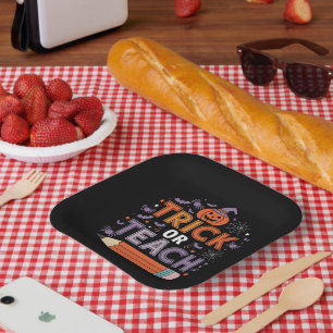 Sie essen Hunde, Katzen und Haustiere zu Halloween Pappteller