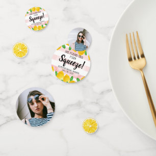 Sie fand ihre Hauptbrautparty mit Zitrone Konfetti