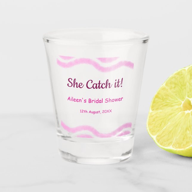 Sie fängt es rosa Spiralfarbenlinien bridal Schnapsglas (Vorderseite)