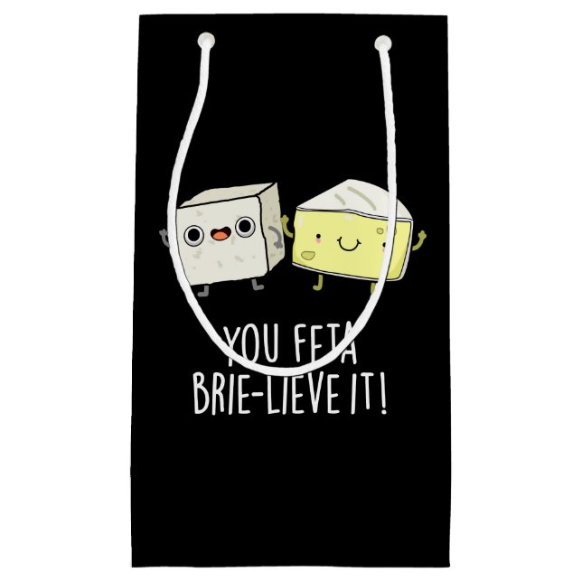 Sie Feta Brie-lieve It Funny Cheese Pun Dark BG Kleine Geschenktüte (Vorderseite)