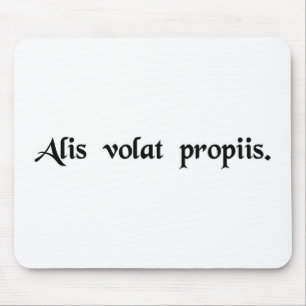 Sie fliegt mit ihren eigenen Flügeln Mousepad