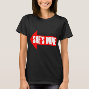 SIE GEHÖRT MIR PFEIL RECHTS -.png T-Shirt