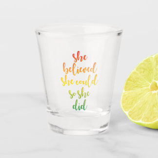 Sie glaubte, dass sie das tun könne schnapsglas
